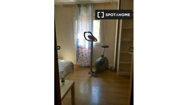 Rooms for rent in 4-bedroom apartment in Barcelona