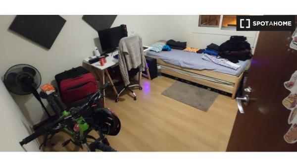 Rooms for rent in 4-bedroom apartment in Barcelona