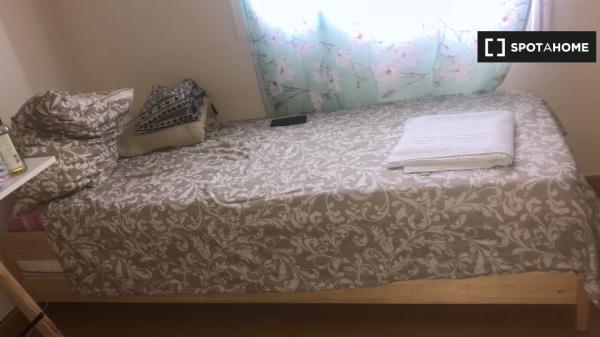 Rooms for rent in 4-bedroom apartment in Barcelona