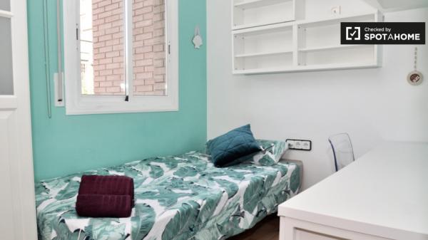 Acogedora habitación para alquilar en piso compartido en Poblenou, Barcelona.