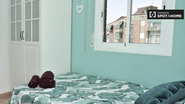 Acogedora habitación para alquilar en piso compartido en Poblenou, Barcelona.