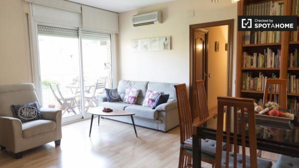 Acogedora habitación para alquilar en piso compartido en Poblenou, Barcelona.