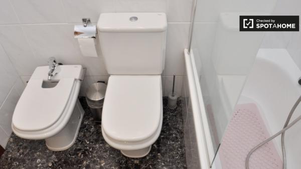 Acogedora habitación para alquilar en piso compartido en Poblenou, Barcelona.