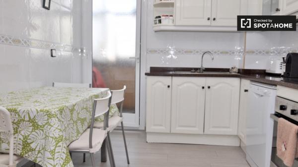 Acogedora habitación para alquilar en piso compartido en Poblenou, Barcelona.