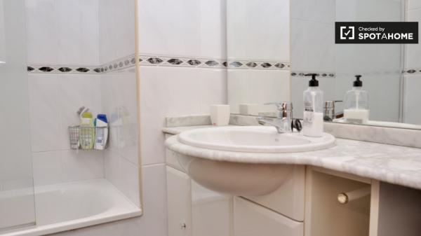 Acogedora habitación para alquilar en piso compartido en Poblenou, Barcelona.