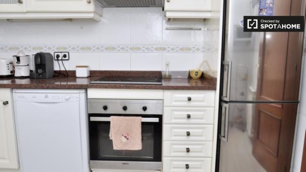 Acogedora habitación para alquilar en piso compartido en Poblenou, Barcelona.