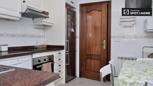 Acogedora habitación para alquilar en piso compartido en Poblenou, Barcelona.