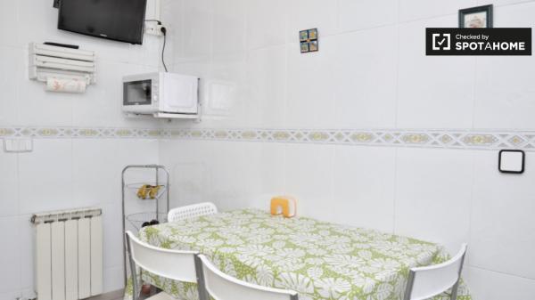 Acogedora habitación para alquilar en piso compartido en Poblenou, Barcelona.