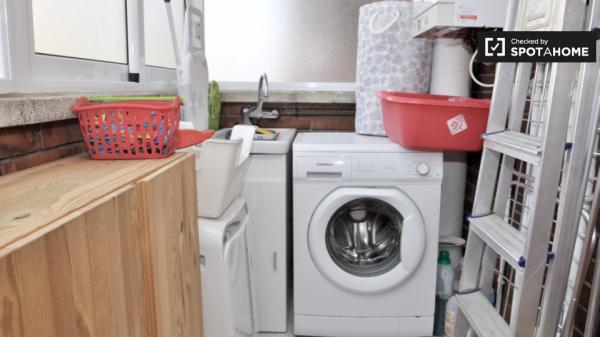 Acogedora habitación para alquilar en piso compartido en Poblenou, Barcelona.