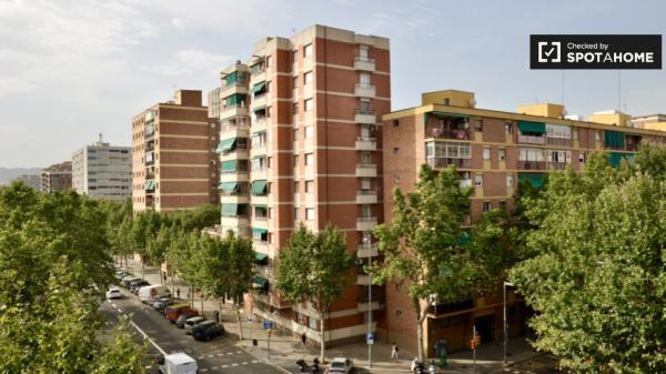 Acogedora habitación para alquilar en piso compartido en Poblenou, Barcelona.