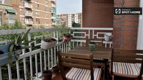 Acogedora habitación para alquilar en piso compartido en Poblenou, Barcelona.