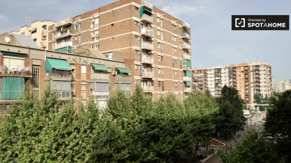 Acogedora habitación para alquilar en piso compartido en Poblenou, Barcelona.