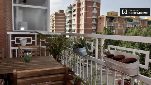 Acogedora habitación para alquilar en piso compartido en Poblenou, Barcelona.
