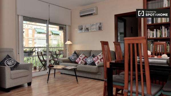 Acogedora habitación para alquilar en piso compartido en Poblenou, Barcelona.