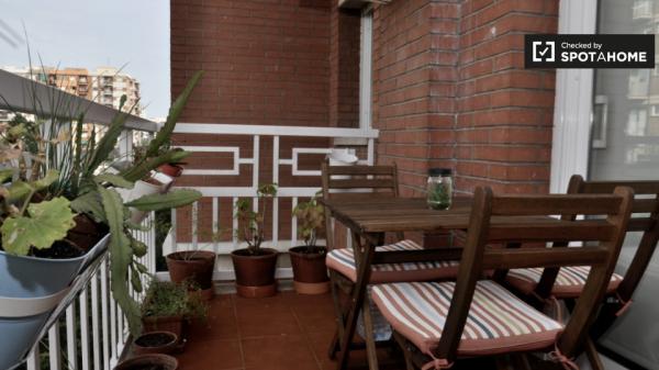Acogedora habitación para alquilar en piso compartido en Poblenou, Barcelona.