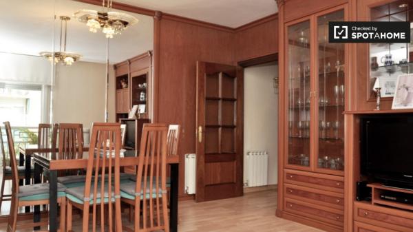 Acogedora habitación para alquilar en piso compartido en Poblenou, Barcelona.