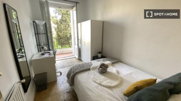 Habitación amueblada en piso compartido en Palacio, Madrid