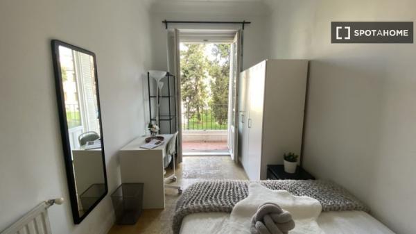 Habitación amueblada en piso compartido en Palacio, Madrid