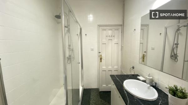Habitación equipada en piso compartido en Palacio, Madrid
