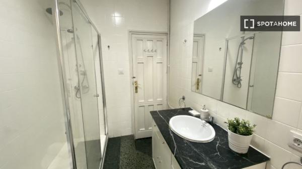 Habitación equipada en piso compartido en Palacio, Madrid