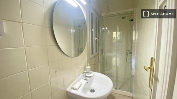 Habitación equipada en piso compartido en Palacio, Madrid