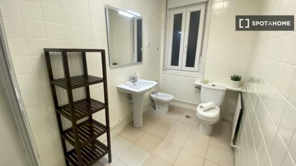 Habitación equipada en piso compartido en Palacio, Madrid