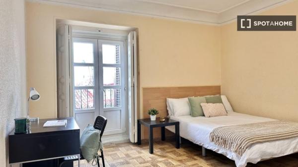 Habitación interior en piso compartido en Puerta del Sol, Madrid