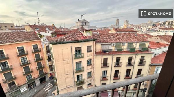 Habitación interior en piso compartido en Puerta del Sol, Madrid