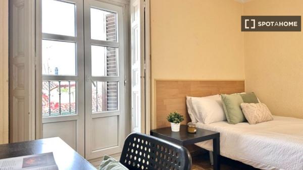 Habitación interior en piso compartido en Puerta del Sol, Madrid