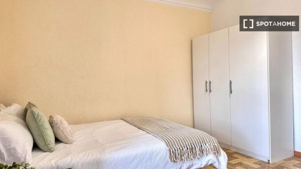 Habitación interior en piso compartido en Puerta del Sol, Madrid