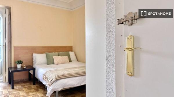 Habitación interior en piso compartido en Puerta del Sol, Madrid