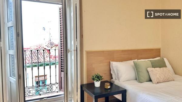Habitación interior en piso compartido en Puerta del Sol, Madrid