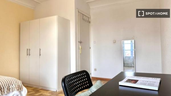 Habitación interior en piso compartido en Puerta del Sol, Madrid
