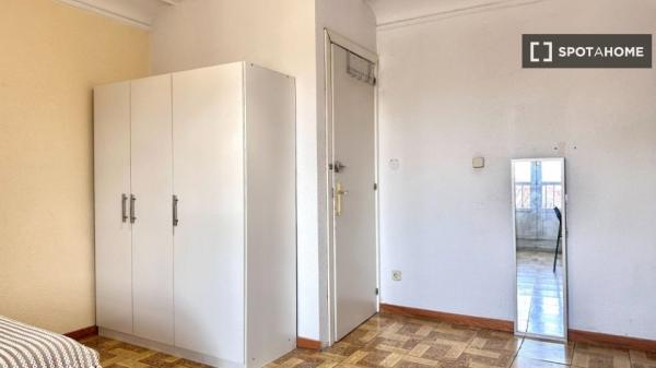 Habitación interior en piso compartido en Puerta del Sol, Madrid