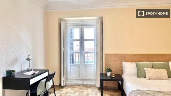 Habitación interior en piso compartido en Puerta del Sol, Madrid