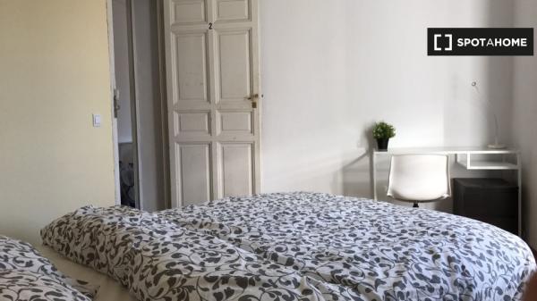 Prywatny pokój w mieszkaniu dzielonym w Puerta del Sol w Madrycie