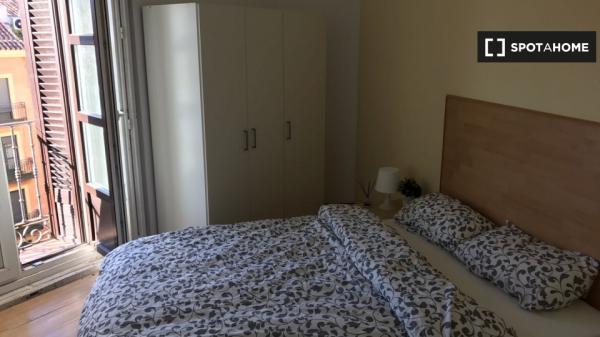 Prywatny pokój w mieszkaniu dzielonym w Puerta del Sol w Madrycie