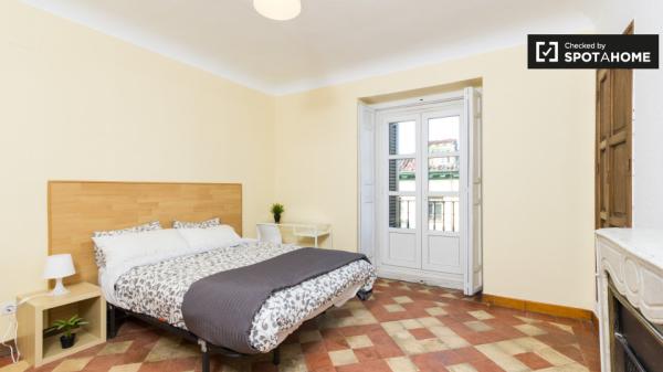 Light room in 9-bedroom apartment in Puerta del Sol, Madrid
