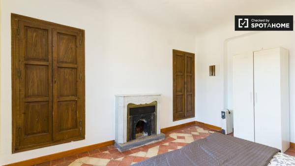 Light room in 9-bedroom apartment in Puerta del Sol, Madrid