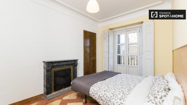 Light room in 9-bedroom apartment in Puerta del Sol, Madrid