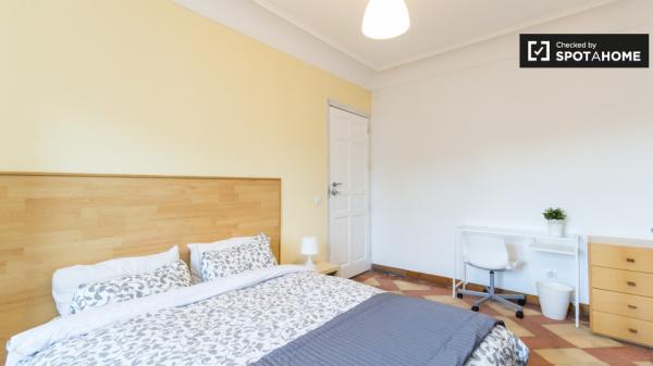 Light room in 9-bedroom apartment in Puerta del Sol, Madrid