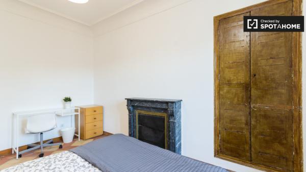 Light room in 9-bedroom apartment in Puerta del Sol, Madrid