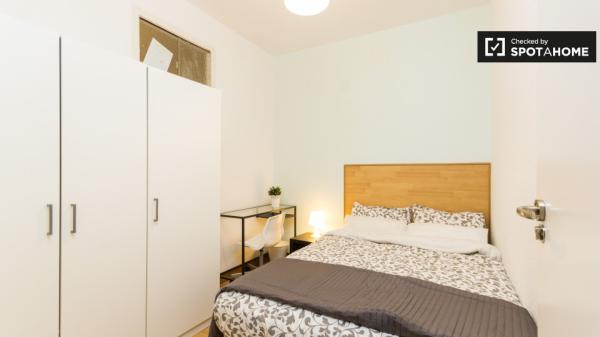 Light room in 9-bedroom apartment in Puerta del Sol, Madrid