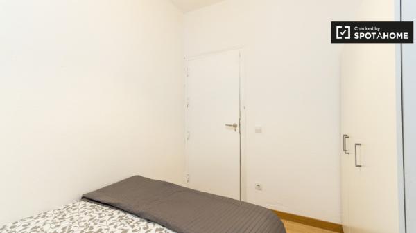Light room in 9-bedroom apartment in Puerta del Sol, Madrid
