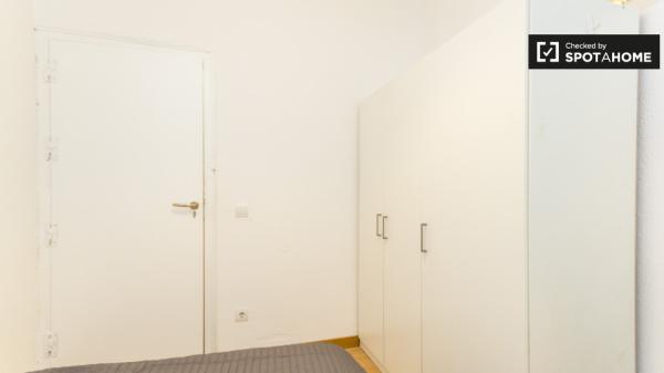 Light room in 9-bedroom apartment in Puerta del Sol, Madrid