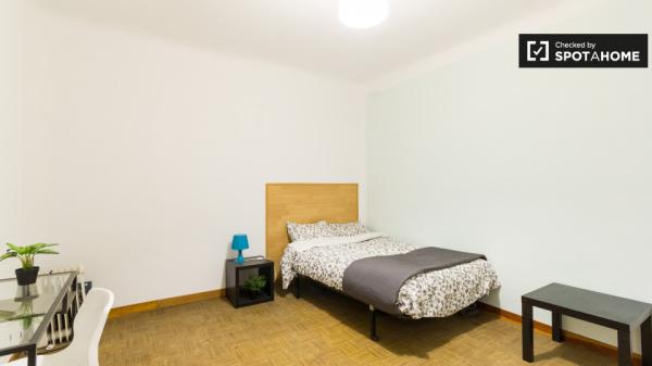 Light room in 9-bedroom apartment in Puerta del Sol, Madrid