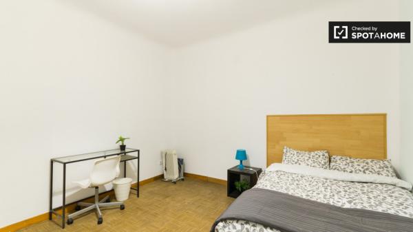 Light room in 9-bedroom apartment in Puerta del Sol, Madrid