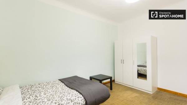 Light room in 9-bedroom apartment in Puerta del Sol, Madrid