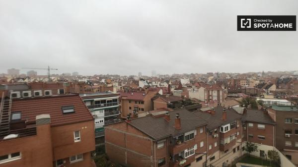 Amplio apartamento de 3 dormitorios en alquiler en Tetuán, Madrid