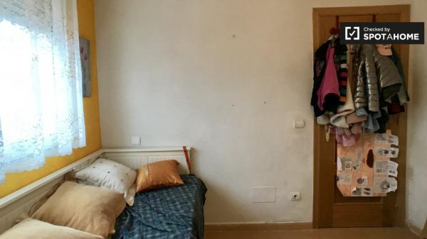 Amplio apartamento de 3 dormitorios en alquiler en Tetuán, Madrid